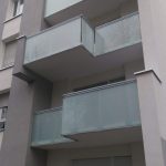 Szklana balustrada balkonowa ze stalową ramą