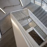 Betonowe schody z metalowym wykończeniem